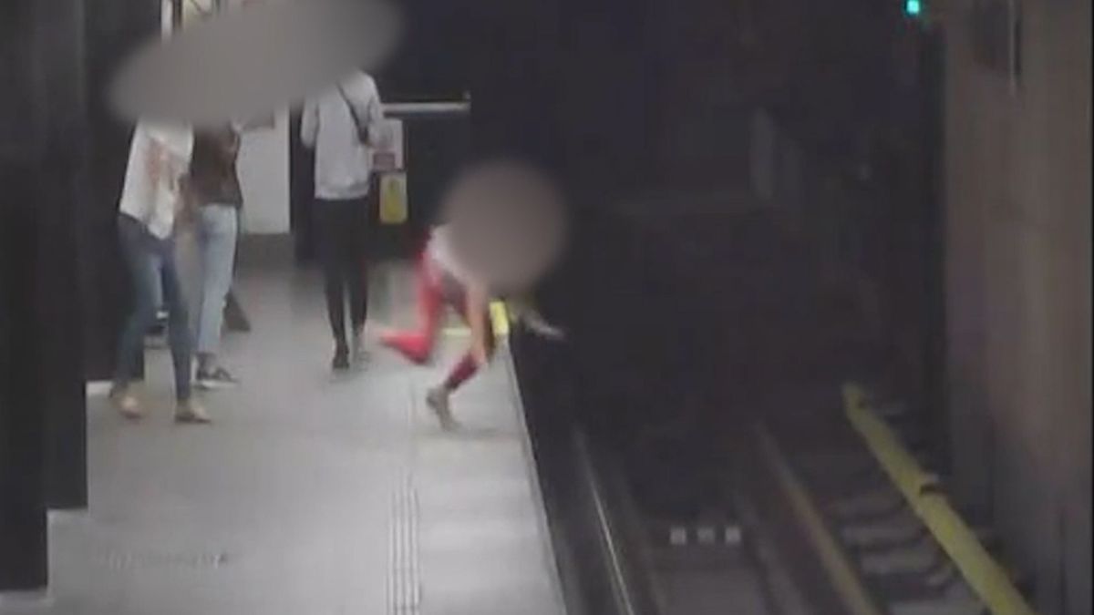 Ženu srazil v Praze do kolejiště metra, brutální zákeřnost zachytila kamera